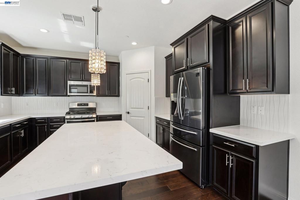 Image 13 of property listing at 510 E Albertina Ave, Mountain House, CA 95391