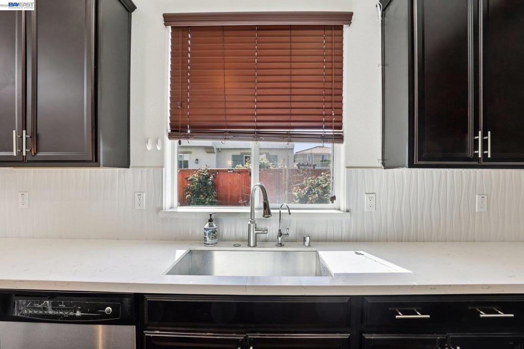 Image 14 of property listing at 510 E Albertina Ave, Mountain House, CA 95391