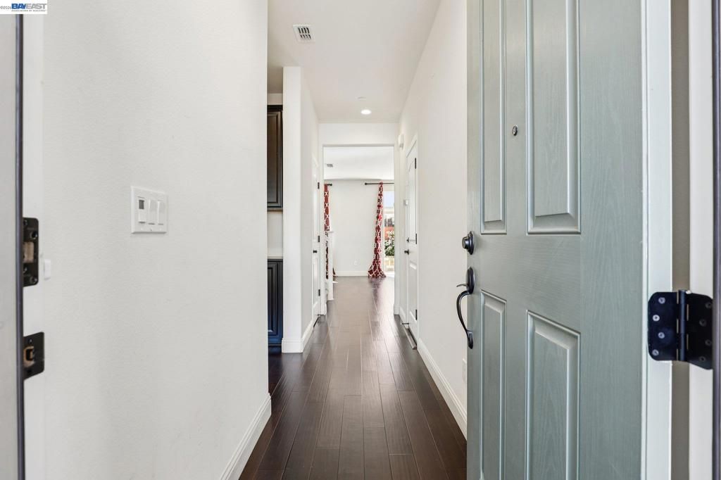 Image 3 of property listing at 510 E Albertina Ave, Mountain House, CA 95391