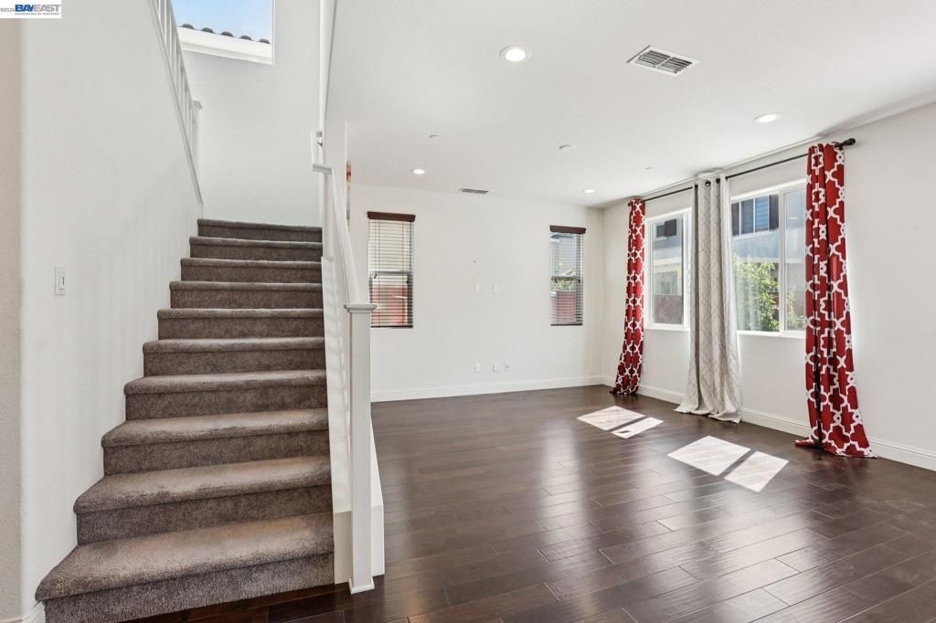 Image 4 of property listing at 510 E Albertina Ave, Mountain House, CA 95391