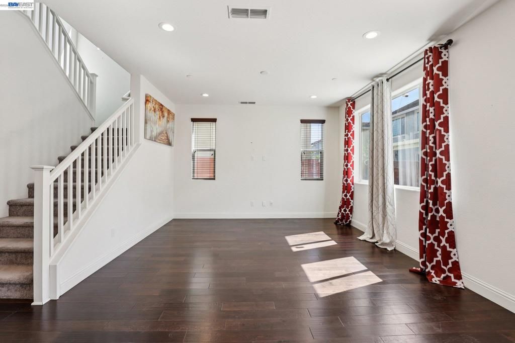 Image 6 of property listing at 510 E Albertina Ave, Mountain House, CA 95391