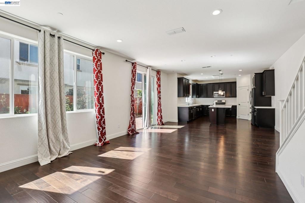 Image 7 of property listing at 510 E Albertina Ave, Mountain House, CA 95391