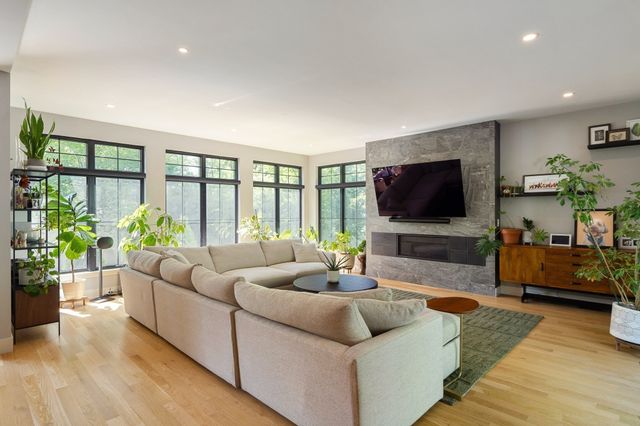 32 Lantern Ln, Wellesley, MA 02481