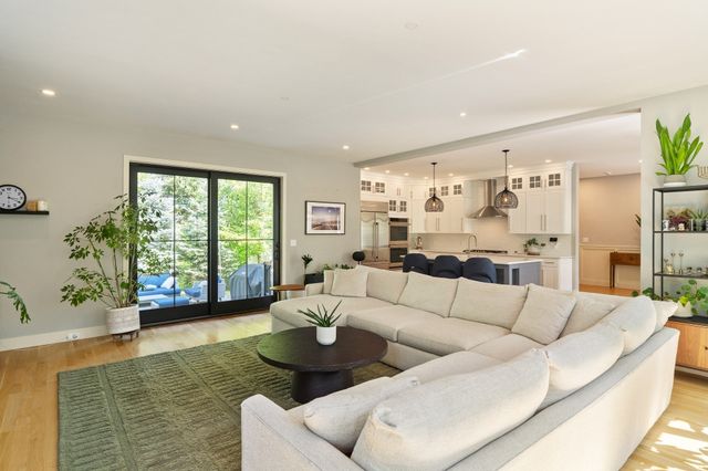 32 Lantern Ln, Wellesley, MA 02481