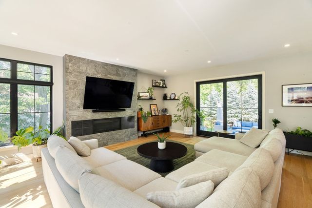 32 Lantern Ln, Wellesley, MA 02481