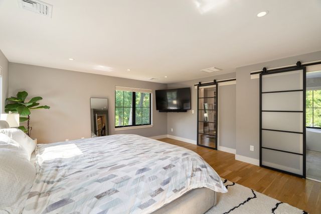 32 Lantern Ln, Wellesley, MA 02481