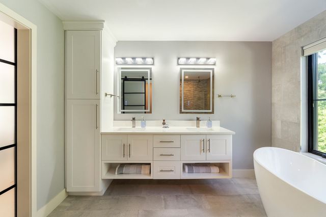 32 Lantern Ln, Wellesley, MA 02481