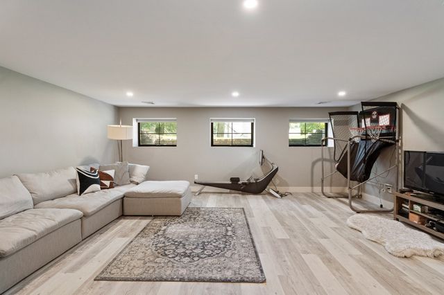 32 Lantern Ln, Wellesley, MA 02481