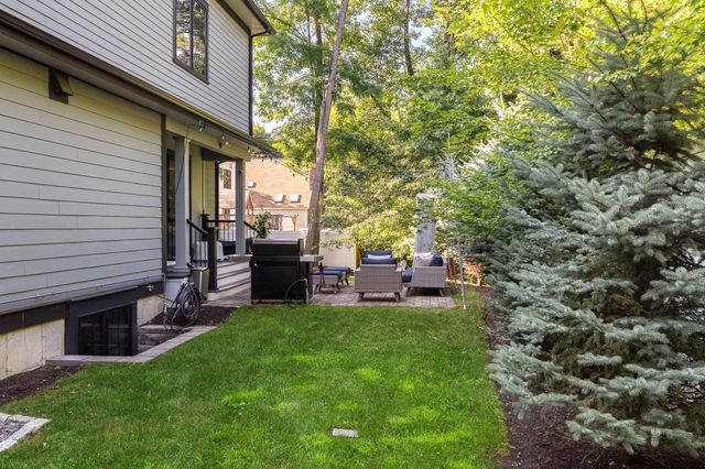 32 Lantern Ln, Wellesley, MA 02481