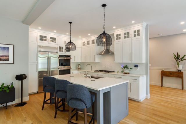 32 Lantern Ln, Wellesley, MA 02481
