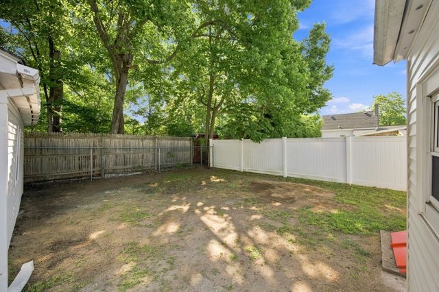 15 Alice St, Springfield, MA 01109