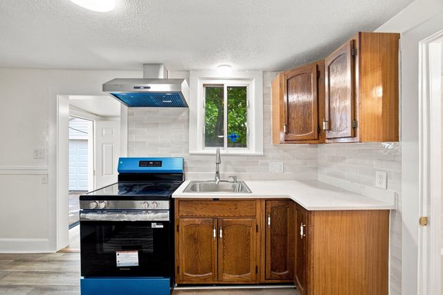 15 Alice St, Springfield, MA 01109