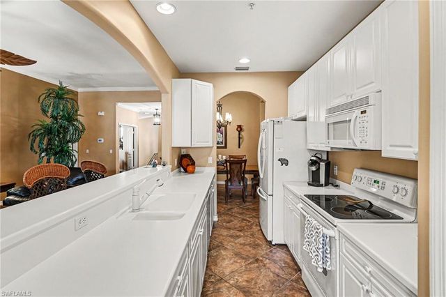 1230 Sweetwater LN 2208, Naples, FL 34110