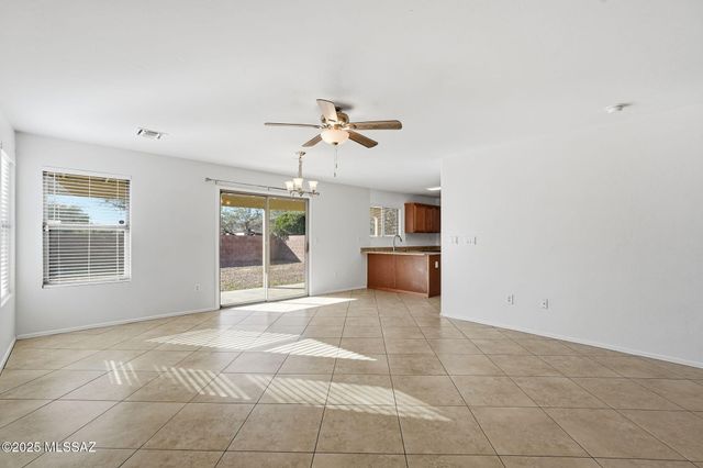 341 W Amber Hawk Court, Green Valley, AZ 85614