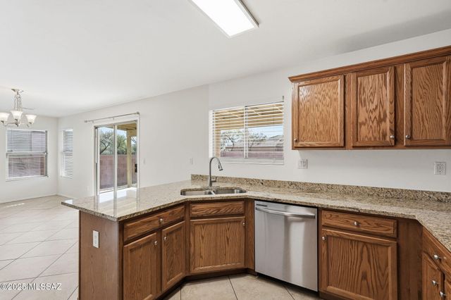 341 W Amber Hawk Court, Green Valley, AZ 85614