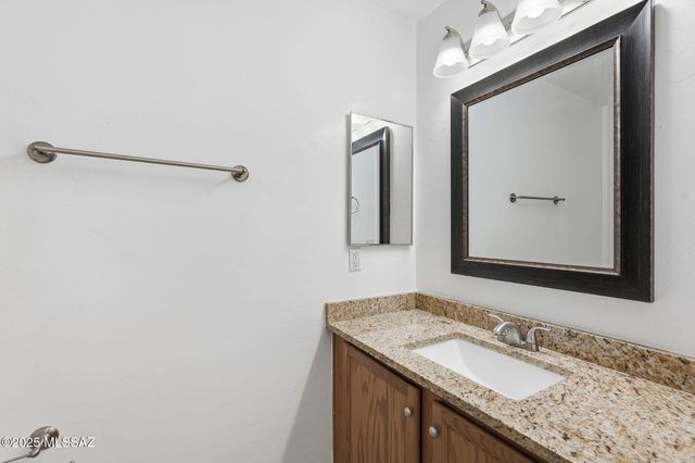 341 W Amber Hawk Court, Green Valley, AZ 85614