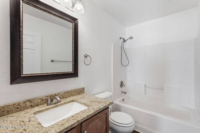 341 W Amber Hawk Court, Green Valley, AZ 85614