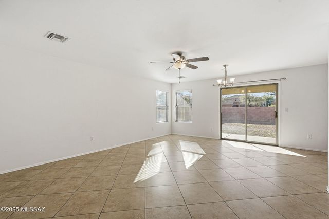 341 W Amber Hawk Court, Green Valley, AZ 85614