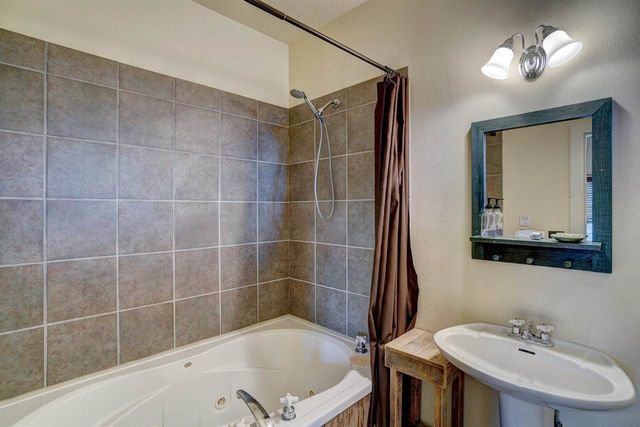 154 Granite Ridge Dr, Medicine Park, OK 73557