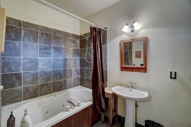 154 Granite Ridge Dr, Medicine Park, OK 73557