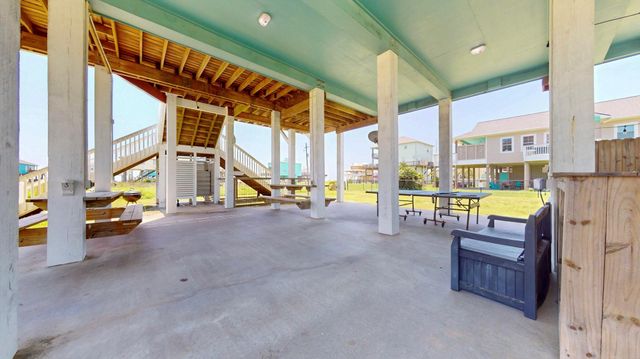 2010 Vista Dr, Crystal Beach, TX 77650
