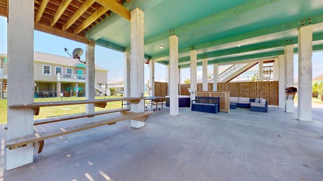 2010 Vista Dr, Crystal Beach, TX 77650