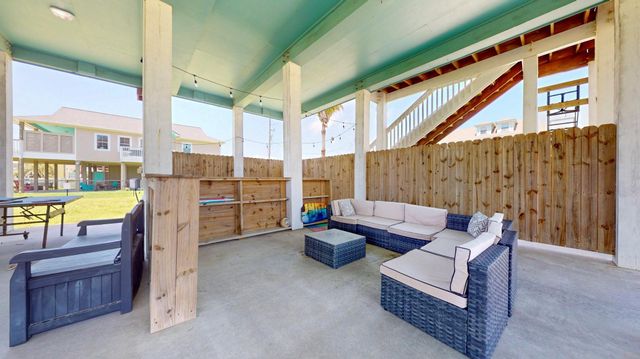 2010 Vista Dr, Crystal Beach, TX 77650
