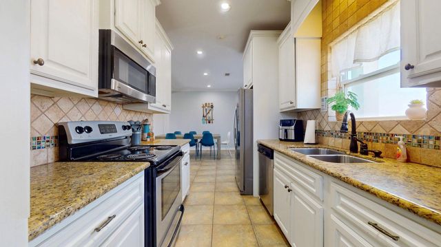2010 Vista Dr, Crystal Beach, TX 77650