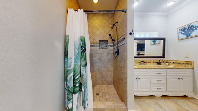 2010 Vista Dr, Crystal Beach, TX 77650