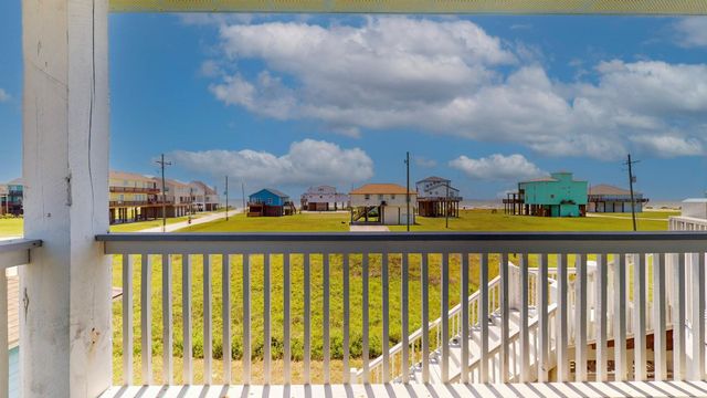 2010 Vista Dr, Crystal Beach, TX 77650