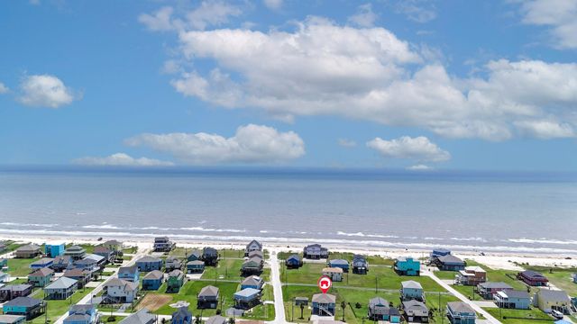 2010 Vista Dr, Crystal Beach, TX 77650