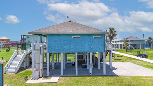 2010 Vista Dr, Crystal Beach, TX 77650