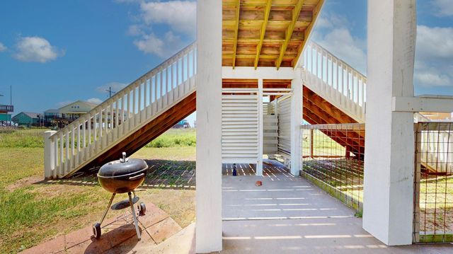 2010 Vista Dr, Crystal Beach, TX 77650
