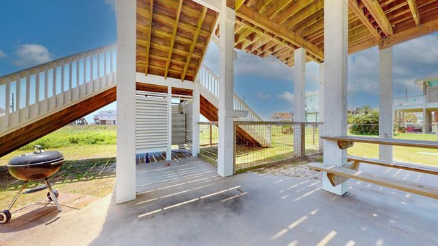 2010 Vista Dr, Crystal Beach, TX 77650