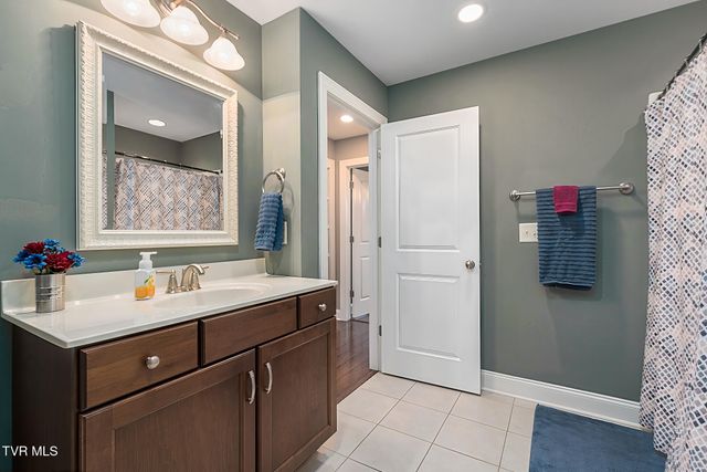 2050 Sawyers Pond Drive, Johnson City, TN 37604