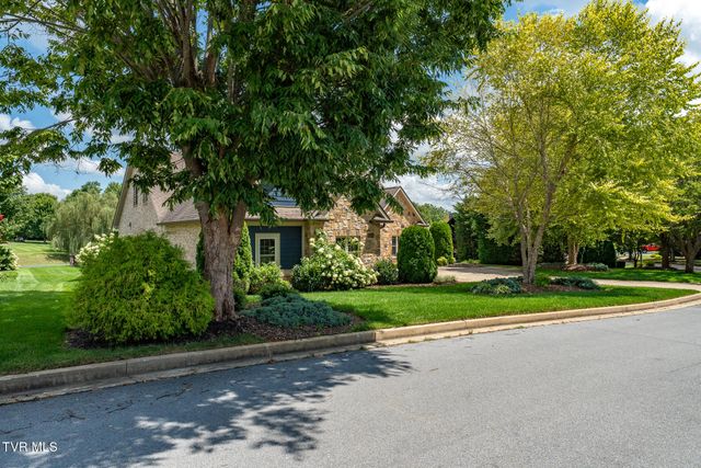 2050 Sawyers Pond Drive, Johnson City, TN 37604