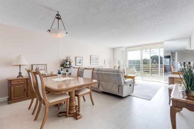 414 SE 10th St 302, Dania Beach, FL 33004