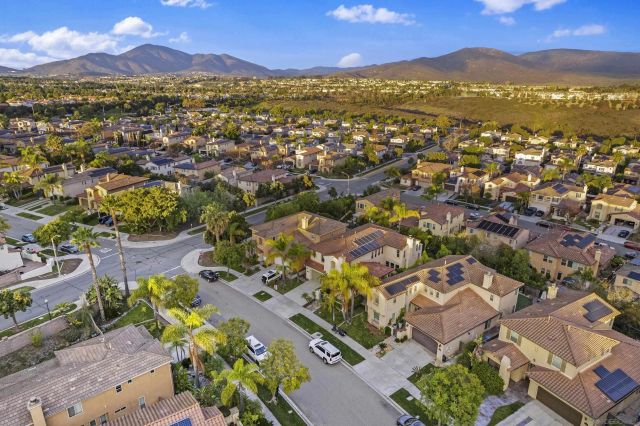 1611 Hikers Trail Dr, Chula Vista, CA 91915