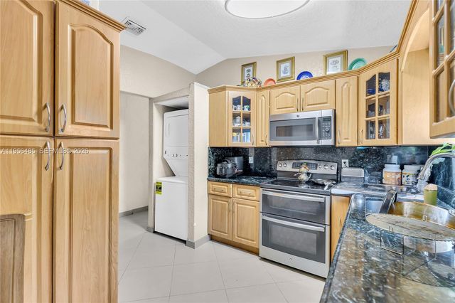 9719 NW 127th St, Hialeah Gardens, FL 33018