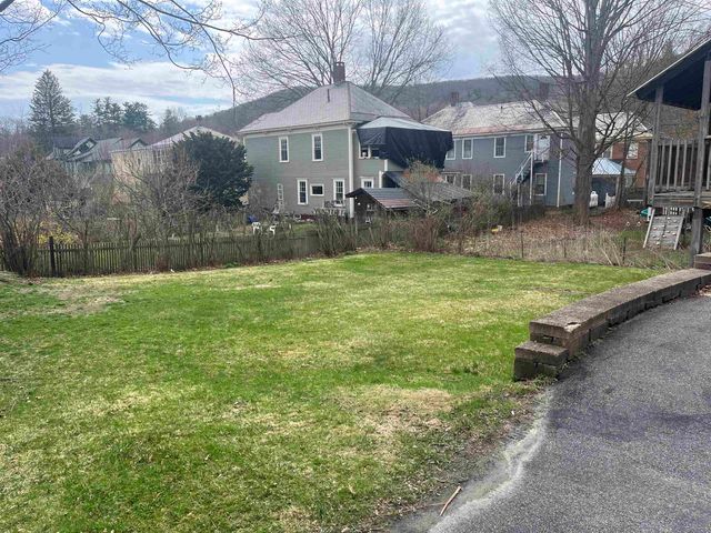 24 School Street, Rockingham, VT 05101