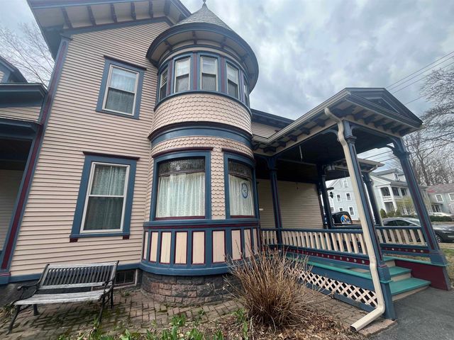 24 School Street, Rockingham, VT 05101
