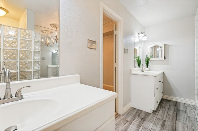 2926 Roaring Springs Road, Grapevine, TX 76051