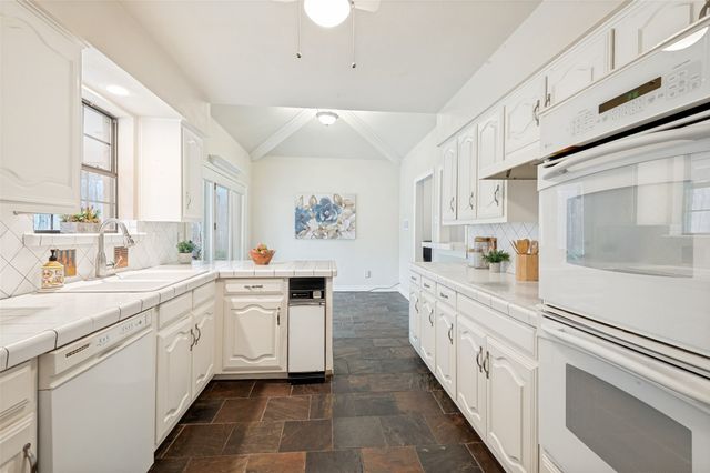 2926 Roaring Springs Road, Grapevine, TX 76051