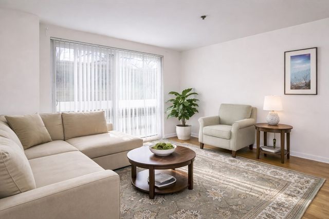 950 Massachusetts Ave 2C, Cambridge, MA 02138