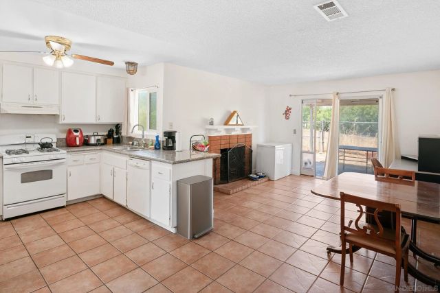 3521 Strawberry Place, Oceanside, CA 92056
