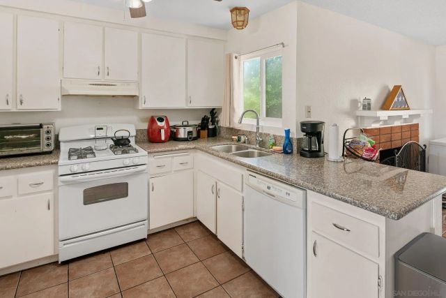 3521 Strawberry Place, Oceanside, CA 92056