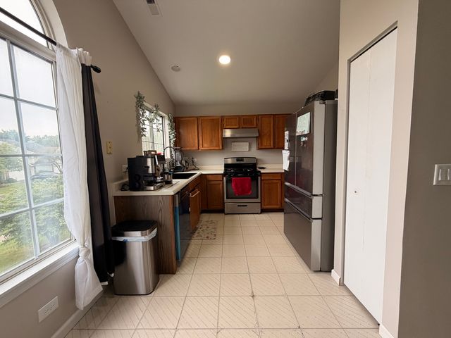159 Winchester Drive B, Streamwood, IL 60107
