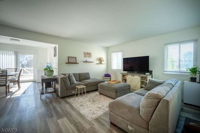 132 Longacre Ct, Hillsborough Twp., NJ 08844
