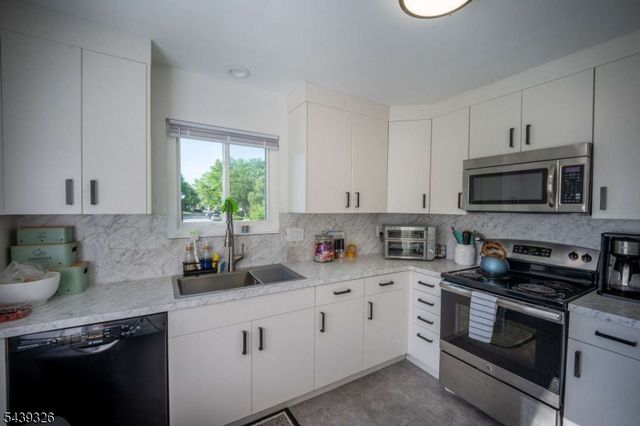 132 Longacre Ct, Hillsborough Twp., NJ 08844