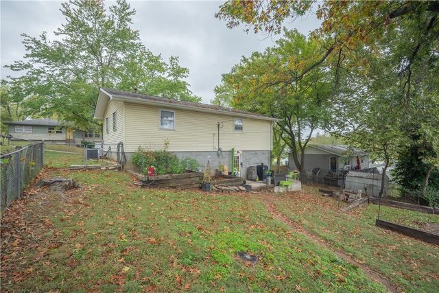 217 Hillcrest Drive, Neosho, MO 64850